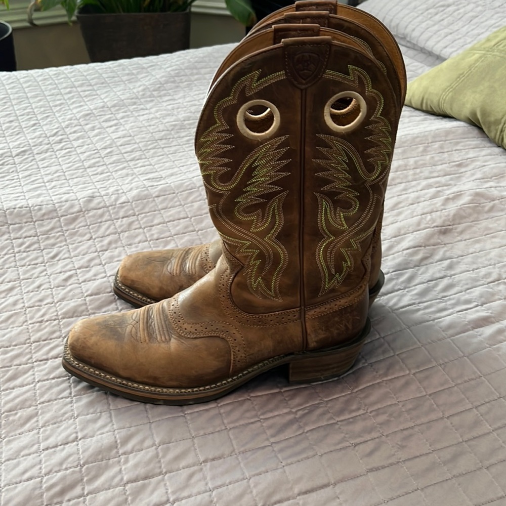 Men’s Ariat boots. Hardly worn.